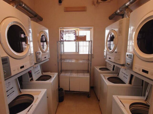 コインランドリー(有料)<br>館内に「洗濯機5台(1回300円)・<br>乾燥機4台(10分100円)」ございます。