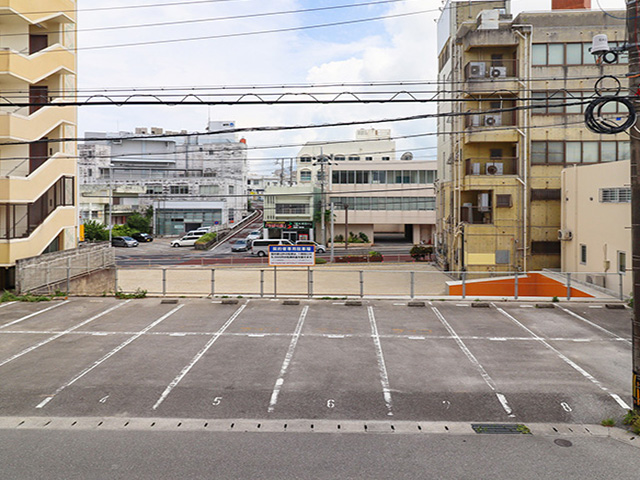 無料駐車場<br>無料駐車場を約50台完備<br>※大型車両も駐車可能です。<br>お問い合わせください。